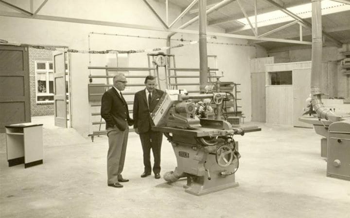 1963 : Le fondateur Lammert van Keulen (à gauche) dans l’usine de la rue Groen van Prinstererstraat